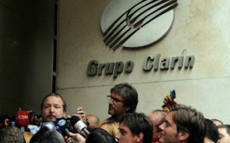 Analisis Ley de Medios: una cautelar de doble filo LA APLICACIÓN DE LA LEY, EN SUSPENSO